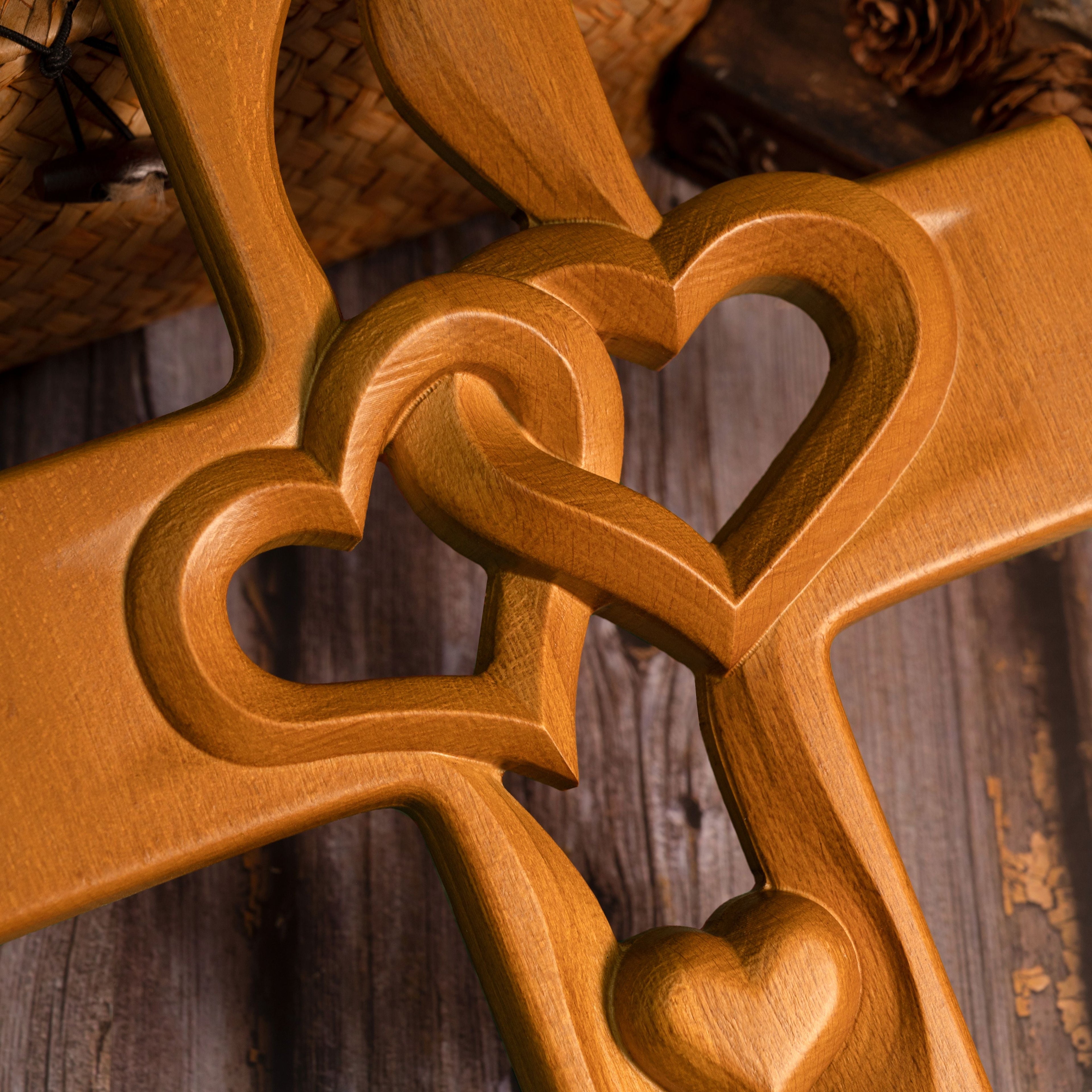 🔥This week's hot sale🔥 interwoven heart shaped wooden crossing