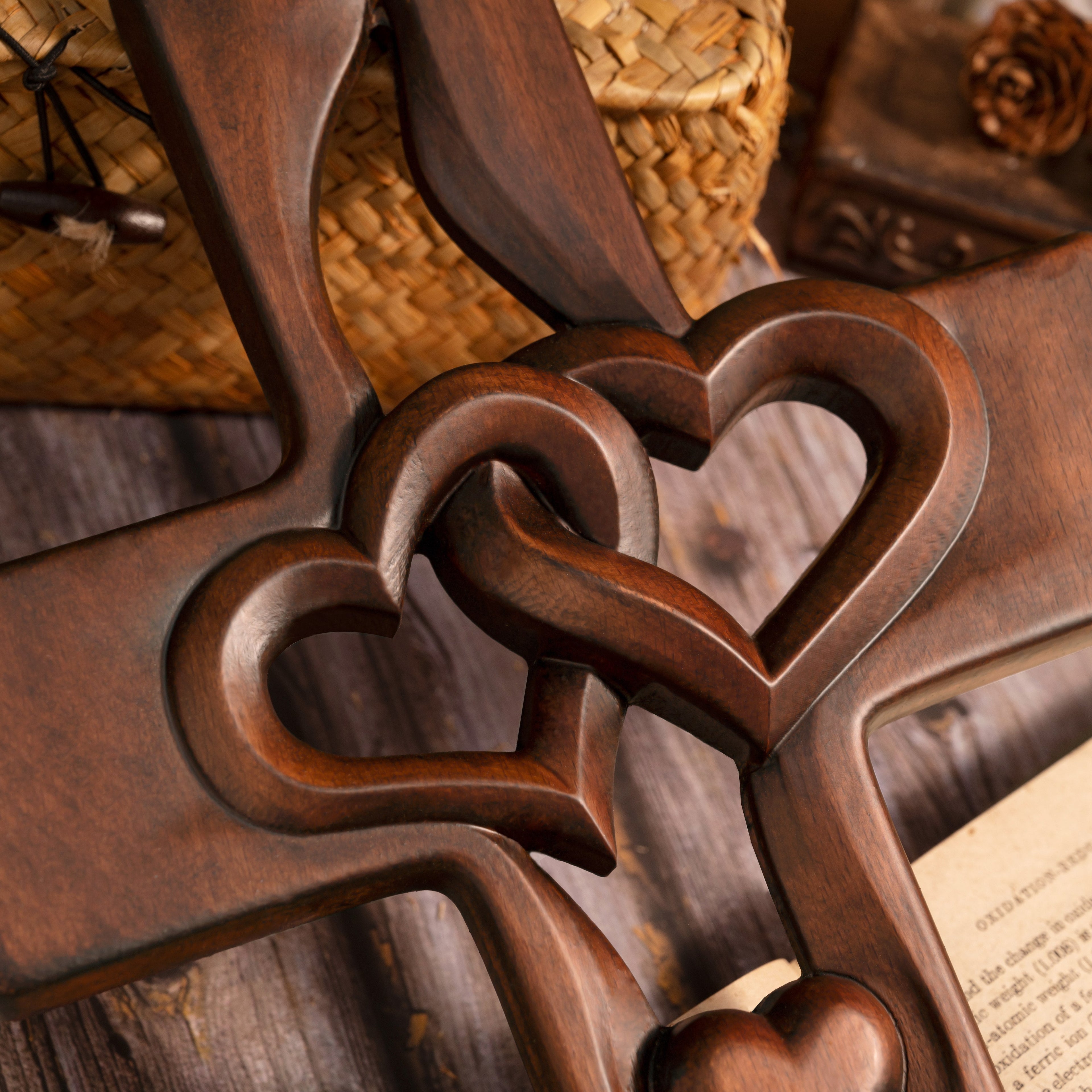🔥This week's hot sale🔥 interwoven heart shaped wooden crossing