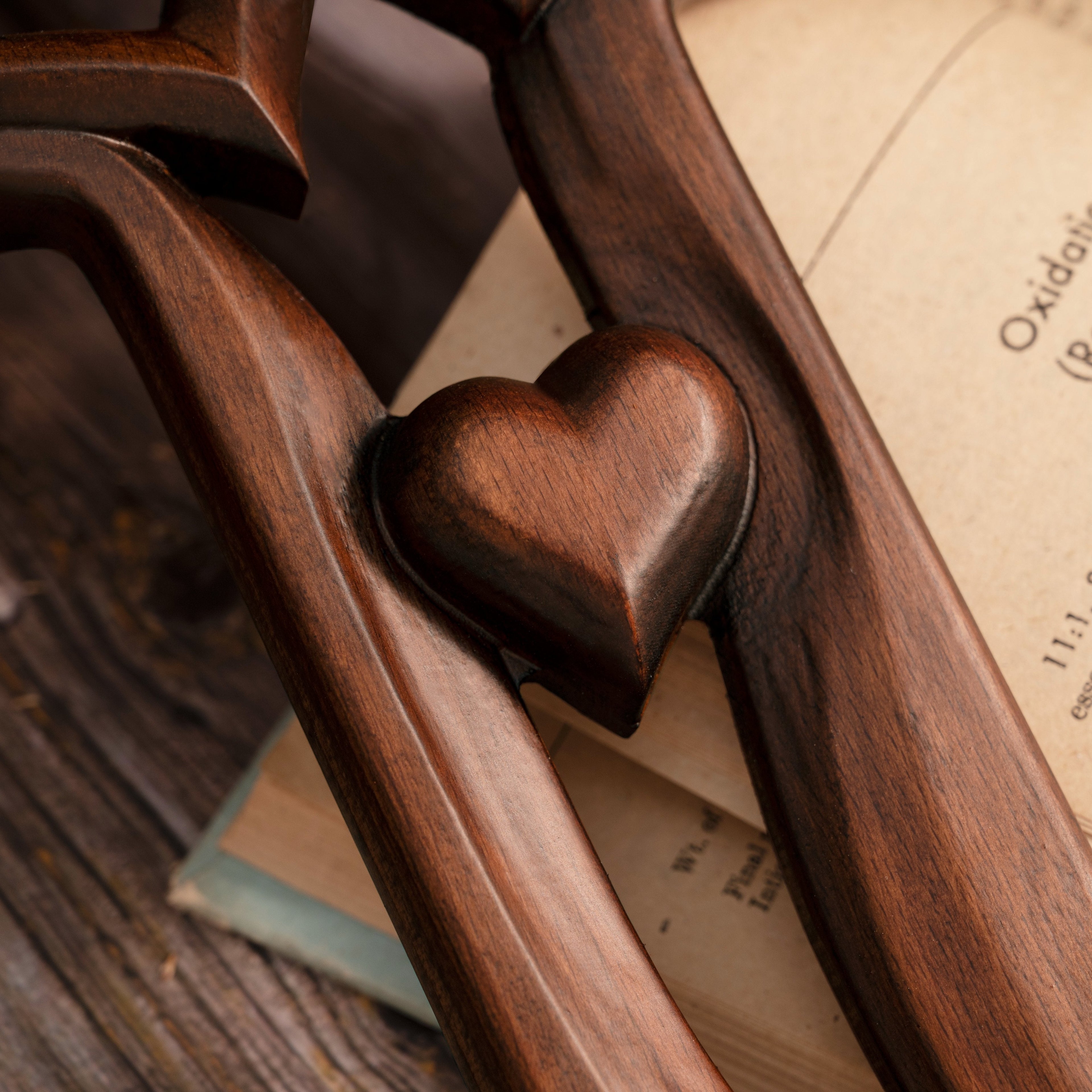 🔥This week's hot sale🔥 interwoven heart shaped wooden crossing